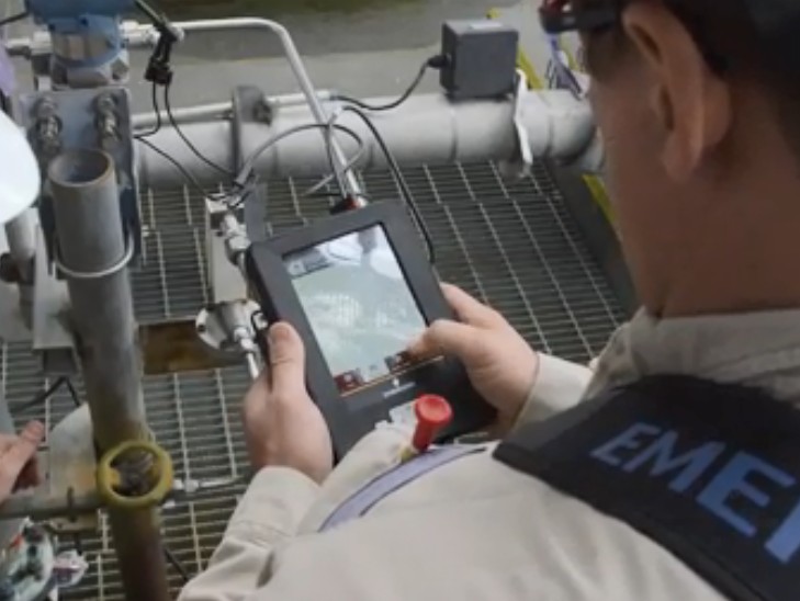 羅斯蒙特手操器怎么效驗液位變送器如果是請參照相關品牌的液位變送器及手操器的使用說明書操作。根據我的經驗有如下步驟: 1、確認羅斯蒙特手操器是否支持你的液位變送器的通信格式(具體廠***可能有所不同),這個可以在手操器的使用說明書上查到或直接和手操器供應商聯系確認。 2、正確連接手操器和液位變送器,注意接線方式。 a、液位變送器的通信電路板是外部供電還是內部供電,如果你是通過變送器接的通信線通常 應該是內部供電,如果是單***測試變送器的通信電路板時,則是外部供電。二者是有區別 的。具體可以參照你的變送器的說明書。 b、注意接標準電阻(通常為250歐)。 3、將475手操器并接到標準電阻兩端。 4、通電,建立通信。 5、按照羅斯蒙特手操器的使用說明書進行操作設置儀表的0點、上限位、下限位。 如果發現液位變送器的上限位或下限位對應的20mA或4mA出入較大,這時需要對電流做調 校。這時需要用到***精度的電流表,調校時需要將電流表串接到通信回路中。具體操作可以參 照手操器的使用說明書。 6、設置相關參數后不要忘記將設置“下載”到你的儀表中。需要說明注意的是,儀表在出廠時都做了調校,一般不需要用戶設置。可能需要現場變更設置的是“上限位”和“下限位”即:“量程”。不過這在客戶和廠商簽訂合同及技術協議時一般是經過溝通確認了的,這在儀表出廠時,廠***會為客戶設好的。除非有變。